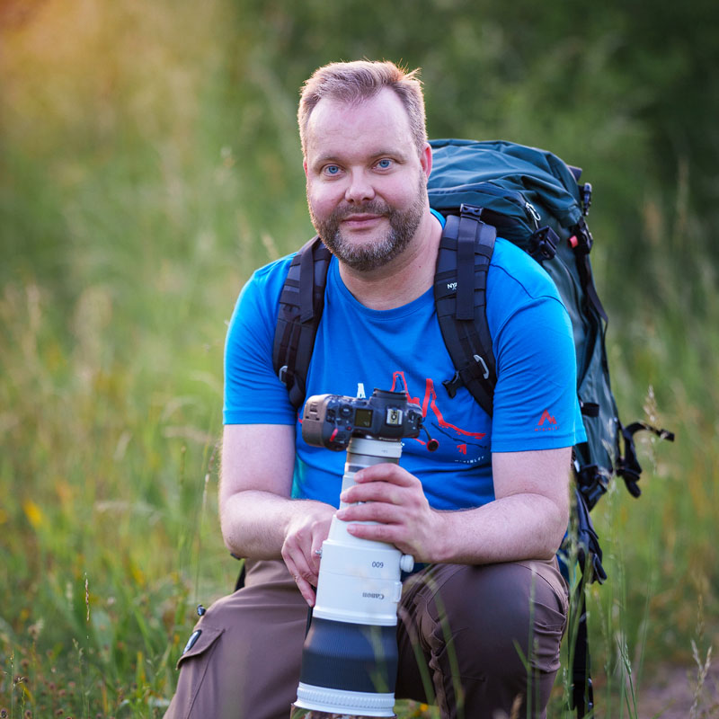 Markus Lenzen mit Kamera im Naturschutzgebiet in der nördlichen Voreifel.