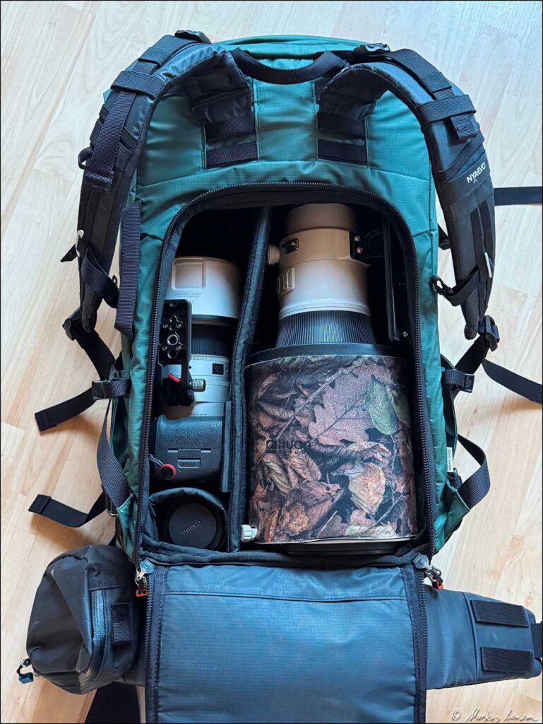 NYA-EVO Rucksack geöffnet mit Blick auf das Innenleben. Gefüllt mit einen 600mm Supertele und einem 70-200 2.8 Zoom Objektiv